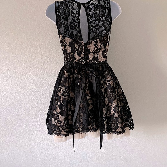 Black lace dress - Picture 2 of 2